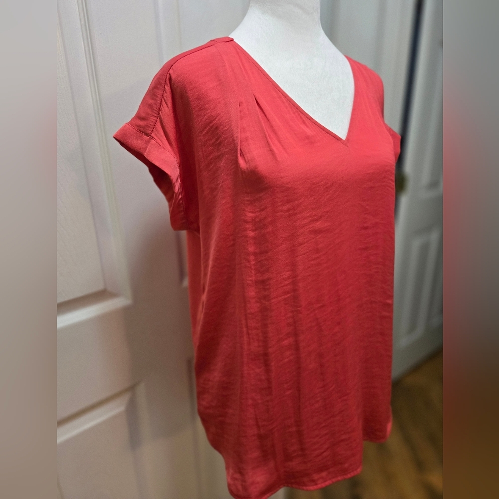 Vera Wang, Women's V-Neck Coral Short Sleeve Top. Med. - Picture 9 of 16